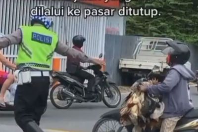 Viral Polisi Baik Hati Bukakan Penyekat Jalan untuk Ibu-Ibu Penjual Ayam