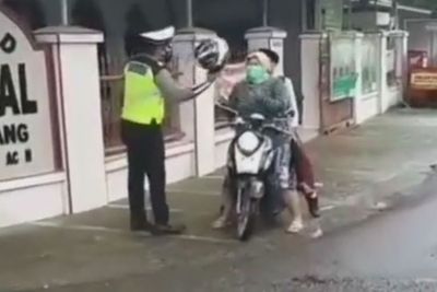 Polantas Baik Hati, Pinjamkan Helmnya ke Ibu yang Lupa Bawa Helm saat Antar Anak Sekolah