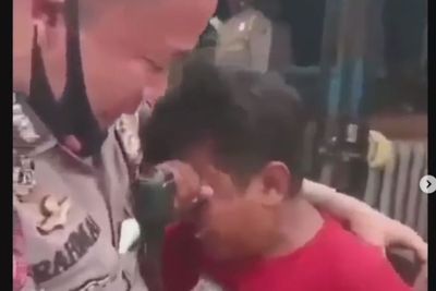 Viral Polisi Nangis Dengar Kisah Bocah Yatim Piatu Hidup Sebatang Kara