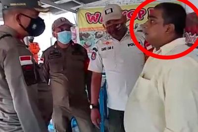 Nekat! Pedagang Ini Siram Satpol PP Pakai Air Panas, Tak Mau Warkopnya Ditutup Razia PPKM