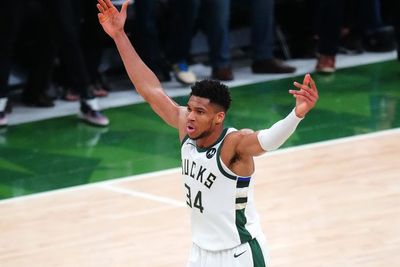 FOTO: Milwaukee Bucks Tundukkan Phoenix Suns 109-103 di Game 4 Final NBA