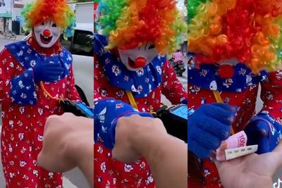 Momen Badut Jalanan Diberi Hadiah Uang, Sikapnya Bikin Netizen Terharu