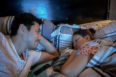Darius Sinathrya Bikin Netizen Haru Usai Unggah Foto Istri Sedang Tidur