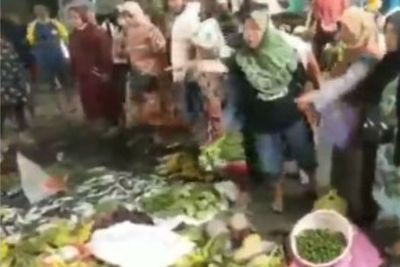 Viral, Emak-emak Ngamuk Buang Ikan & Sayur Dagangannya ke Kantor Bupati Halmahera Selatan