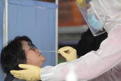 Orang yang Kontak Erat dengan Covid-19 Harus Isoman Meski Hasil Swab Negatif