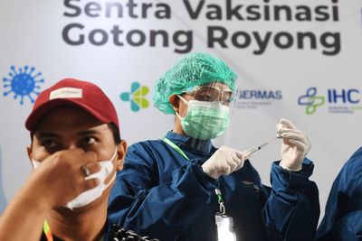 Jokowi Batalkan Vaksinasi Berbayar, DPR Ingin Vaksin Gotong Royong Perusahaan Jalan