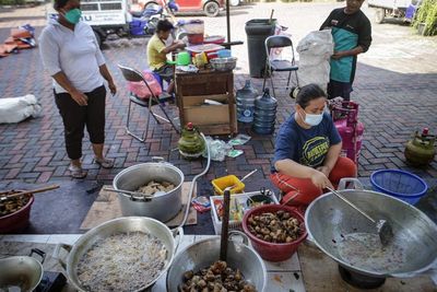 FOTO: Dapur Umum Bantu Warga Isolasi Mandiri