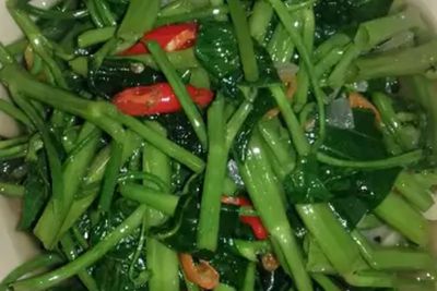 Enaknya Makan Tumis Kangkung Buatan Sendiri, Coba Buat Yuk