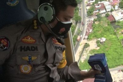 Polda Sumut Sebar 5.000 Brosur Imbauan PPKM Darurat Lewat Helikopter