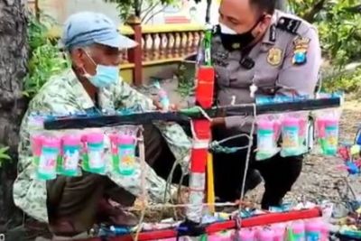 Dagangannya Diborong, Kakek Ini Gemetaran Sampai Menangis saat Terima Rp5 Juta