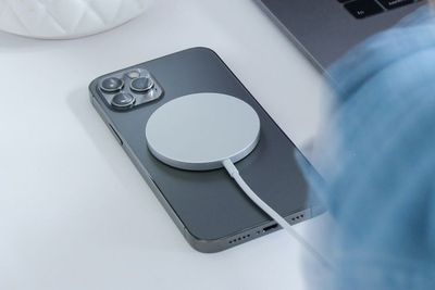 Realme Sedang Kembangkan Alternatif dari MagSafe, Diberi Nama MagDart