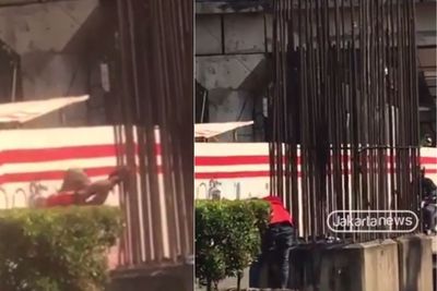 Viral Aksi Pria Curi Tiang Besi Proyek Monorel Mangkrak di Kuningan