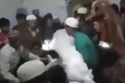 Viral Warga Ambil Paksa Jenazah Covid-19 Lalu Disalatkan Tanpa Prokes dan Peti Dibakar