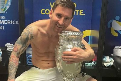 Foto Messi Peluk Trofi Copa America 2021 Pecahkan Rekor Likes Terbanyak di Instagram, Wow!
