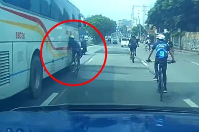 Video Pengendara Sepeda Ceroboh dan Menabrak Bus Lantaran Tak Memperhatikan Arah Jalan