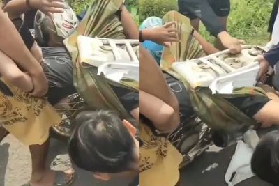 Video Seorang Pria Nyungsep ke Dalam Ban Sepeda Motornya, Diduga Sarungnya Nyangkut