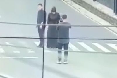 Momen Pengantin Lakukan Pemoretan saat Jalan Sedang Sepi, Manfaatkan PPKM Darurat
