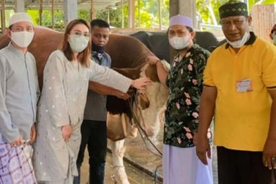 Tak Mau Lewatkan Momen Idul Adha, Ayu Ting Ting Kurban 4 Ekor Sapi Sekaligus!