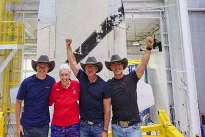 Jeff Bezos dan 3 Orang Lainnya Berhasil Terbang ke Luar Angkasa dengan Roket New Shepard