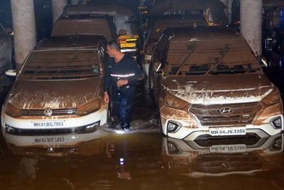 400 Mobil di Parkiran Bawah Tanah di India Ini Terendam Banjir Besar!