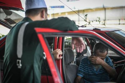 Sedih, Pria Tua Ini Tinggal di Dalam Mobil di Bawah Jembatan karena Tak Punya Rumah