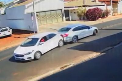 Mobil Honda dan Chevrolet Ini Saling Tabrak Saat Ingin Mundur di Waktu Bersamaan