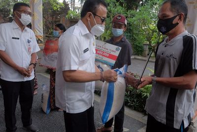 FOTO: Bantuan Untuk Masyarakat di Denpasar