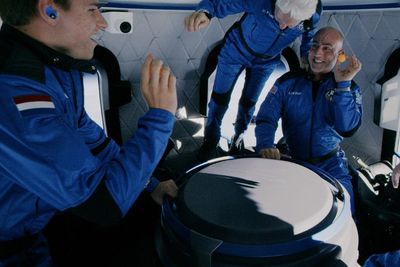 Momen Jeff Bezos Saat Menikmati Pemandangan Bumi dari Luar Angkasa!