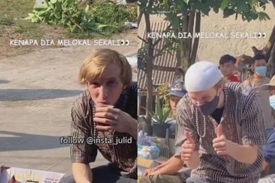 Bak Orang Lokal, Bule Berpeci Duduk Nunggu Daging Kurban dan Minum Kopi di Gelas Plastik