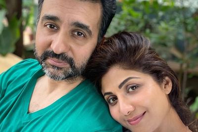 Suami Aktris Bollywood Ini Ditangkap karena Merayu Wanita untuk Dijadikan Model Film Porno