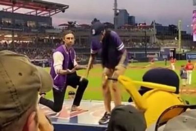 Lamar Pacarnya di Depan Stadion Bisbol yang Ramai, Pria Ini Justru Ditolak
