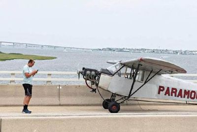 Pilot Muda Ini Berhasil Melakukan Pendaratan Darurat di Atas Jembatan, Karena Masalah Ini