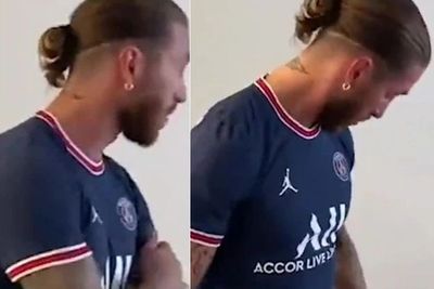 Momen Ramos Raba Lengannya Lalu Sadar Dia Bukan Kapten di PSG, Netizen Ikut Sedih