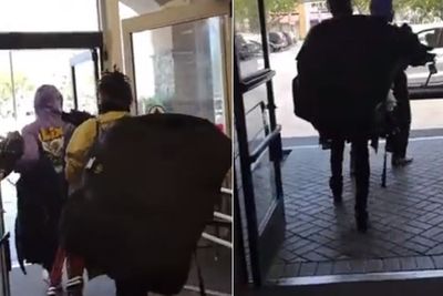 Bukannya Kabur, Dua Pria Ini Berjalan Santai Membawa Barang Curian dari Toko