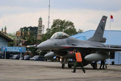 F-16 TNI AU Latihan Rutin di Riau Sambil Pantau Titik Kebarakan Hutan