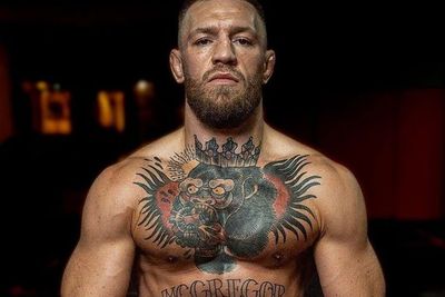 Pasca Kalah dari Poirier & Patah Kaki, McGregor Manjakan Diri di Kapal Pesiar Lamborghini