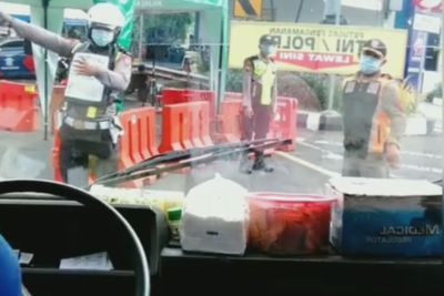 Miris, Sopir Truk Tak Diizinkan Lewat Penyekatan, Padahal Bawa Oksigen untuk Orang Sakit