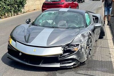 Mobil Ferrari SF90 Stradale dengan Package Assetto Fiorano Ini Alami Kecelakaan di Italia!