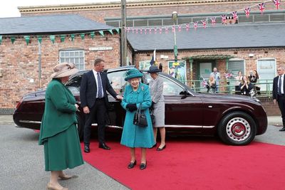 Ternyata, Ratu Inggris Elizabeth Mempunyai 2 Kali Ulang Tahun dalam Setahun!