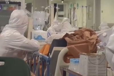 Kisah Seorang Anak yang Rela Pakai APD 24 jam Demi Bisa Jaga Ibunya yang Positif COVID-19
