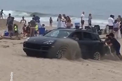 Ketika Mobil Porsche Cayenne Terjebak di Pasir Pantai, Harus Dibantu Dorong!