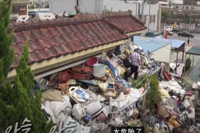 Selama 10 Tahun Pria Ini Menimbun Sampah di Rumahnya untuk Putranya yang Tak Bekerja