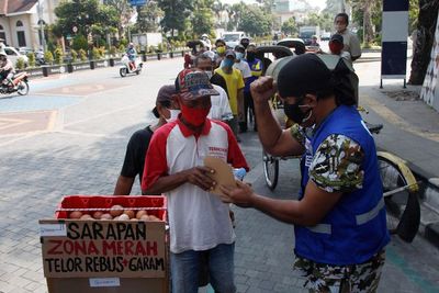 FOTO: Aksi Sosial Berbagi Sarapan di Solo