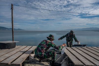 FOTO: Aksi Bersih-Bersih TNI di Kawasan Wisata Pantai