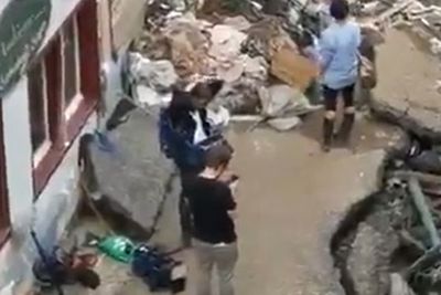 Reporter Ini Minta Maaf Setelah Video Dia Berpura-pura Membantu Korban Banjir Tersebar