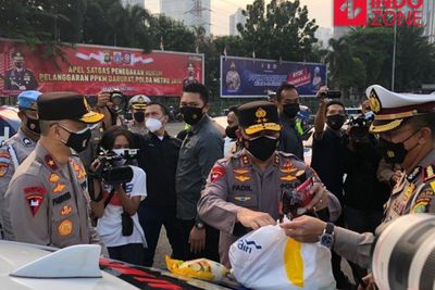 Korlantas Polri Sebar Ratusan Paket Sembako Untuk Pemulung di Cakung