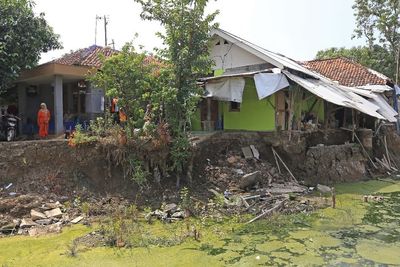 FOTO: Rumah Warga Terancam Longsor di Indramayu