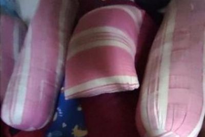 Ternyata Sejak Berusia 7 Tahun, Seorang Pria Memiliki Fetish Bantal Guling Warna Pink