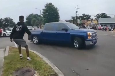 Niat Lakukan Drift, Mobil Chevy Silverado Ini Malah Tabrak Trotoar, Poros Belakang Patah!