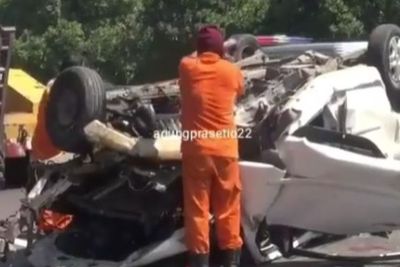 Alami Pecah Ban, Minibus Terguling Tabrak Pembatas Jalan Tol Cipularang, 2 Orang Tewas